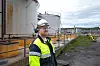 PÅ TOMTA: Nestleder Martin Aleksandersen skuer ut over området. I bakgrunnen kan du skimte lekteren som frakter avfall til deponiet på Langøya.