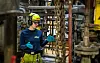 Den kjemiske prosessen med å produsere harpiks krever både rør, tanker og pumper for å frakte produktet. Én av arbeidsoppgavene for Bekkhus som jobber med vedlikehold er å overhale, rense og sørge for at pumpene fungerer.