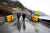 Jarle Vangen og Are Tomasgard på brua ved Edna som kollapset da «Jakob» nylig herjet i Odda.