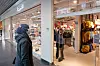 KLOKKA ER 10.00: Endelig kan kunder slippe inn.