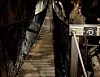 Den 32 meter lange hengebruen i Claras stoll rister passe skummelt når man går over avgrunnen.