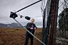 NYTT LIV PÅ ANDØYA: Dzevad Lugavic er elektriker ved Andøya militære lufthavn. Her reparerer han et strømgjerde, etter at en elg har løpt inn i det.