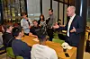 NYTT LØFT: Kunnskaps- og integreringsminister Jan Tore Sanner hilser på IKT-elever og lærere på Kuben Yrkesarena.