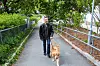 ARBEIDSOPPGAVER: En åpen soningsanstalt er perfekt arbeidssted for Philip Seiergren. Om beboerne stikker av, ser han det ikke. Men de prøver seg ikke heller.  Her rusler han på vei til jobb sammen med førerhunden «Nikko».