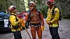 TV-serien «Fire Country» skildrer nettopp livet til en slik innsatt som får være brannmann i soningstiden. Max Thieriot (midten) spiller Bode, i oransjefarget uniform for å skille ham fra ordinære brannfolk som Eve (Jules Latimer) og Jake (Jordan Calloway)
