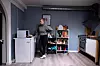 Sandra Flensborg har to jobber for å prøve å komme seg inn på boligmarkedet i Trondheim. Enn så lenge bor hun på 23 kvadratmeter i en kjeller.