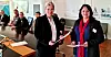 KRAV: Siri Bergh (Byggenæringens landsforening) og Fellesforbundets Hege Espe (t.h.) overleverte kravene i årets lønnsoppgjør i byggeindustrien i dag.
