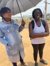 KJEMPER: Melita Ngcobo (t.h.)har siden 2019 kjempet for at de som flytter inn hit skal få infrastruktur og bli anerkjent av de lokale myndighetene. Refilwe Sally Mashaba (t.v.) i Norsk Folkehjelp forklarer at strømsituasjonen har vært sånn i flere år.