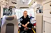 PASSER PÅ: Tommy Johnsen sitter bak sammen med pasientene som skal kjøres hjem etter behandlingen på sykehuset.