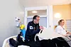 HJEMREISE: Roar Bakkebø skal kjøre en pasient hjem etter endt behandling på sykehuset. Bakkebø opplever at yrket hans blir mer verdsatt enn tidligere. Her er han sammen med sykepleier Hanna Amalie Fuglem.