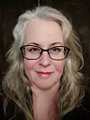 PÅ JOBB: Hilde Opedal er for tiden eneste saksbehandler på jobb i Hardanger tingrett.