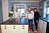 FOTBALL: – Engelsk fotball er vi enige om. Der er det Liverpool som er laget, såklart. Vi er ikke like enige om norsk fotball, så det har vi unngått å prate om, spøker Arild Vester (t.v.) med Roy og Elin Marstein Hannevold.