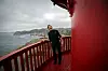 FYREN I FYRET: På Lindesnes fyr jobber de eneste fyrvokterne i landet. Hans Christoffer Høgetveit er stolt av jobben sin.