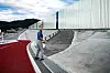 Takuya Endo viser fram det nye flomvernet, som rekker 29 meter over havet. Han var selv på jobb på kjernekraftverket i Onagawa da bølgen traff i 2011. Det verket lå høyt nok til å klare seg.