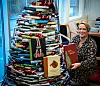 SNART JUL: Elin Margrethe Hanssen har pyntet et juletre av bokstabler.