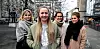 SERVITØRER: Ane Julie Folde (foran), Nathalie Stokke Hjelkrem (f.v.), Emma Øyan og Charlotte Waade er organiserte i Fellesforbundet. Restauranten de jobber ved er én av to restauranter med tariffavtale i byen. ?