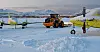 Her står Lufttransport sine små ambulansefly som kan fly på kortbanenettet i nord. De er parkert i snøen utenfor flyplassen i Tromsø.