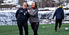 Wenche Rudsengen (t.v.) og Aina Rype får sosialarbeiderprisen for jobben de gjør med gatelaget til Asker fotball.