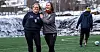 Wenche Rudsengen (t.v.) og Aina Rype får sosialarbeiderprisen for jobben de gjør med gatelaget til Asker fotball.