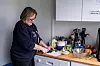 Wenche Rudsengen forbereder lunsj til laget.