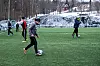 Aina Rype trener med laget mens kollega Wenche Rudsengen lager lunsj.