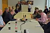PROTOKOLL: Jan Olav Andersen (t.v.) og Ove Guttormsen (t.h.) undertegner protokollen etter at forhandlingene på landsoverenskomsten for elektrofagene er sluttført.  På venstre side deler av EL og ITs delegasjon, til høyre deler av Nelfo-delegasjonen.