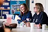 Aina Rype (t.v.) og Wenche Rudsengen spiser lunsj med resten av laget.
