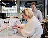Lillian viser arbeidsveileder Marie Kjosavik Tonheim hvordan hun går fram på akkurat denne symaskinen.