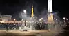 Demonstranter står i en sky av tåregass etter en demonstrasjon ved Place de la Concorde i Paris.