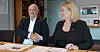 Skattekrimsjef Erik Nilsen og LO-sekretær Trude Tinnlund underskriver en avtale om et tettere samarbeid i mellom Skatteetaten og LO-koordinatorene.