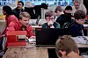 LYS IDÉ: Arne Høyland Ollestad (11 år) i dyp konsentrasjon. Ved hjelp av Arduino skal det lille brettet med alle ledningene han har foran seg lyse opp som et juletre. Nyutdannet elektroingeniør og kodeinstruktør Asbjørn Rørvik hjelper til.