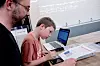 VIL BLI DATAINGENIØR: Sølve Bolme Moen (11 år) har lyst til å bli dataingeniør når han blir stor og koser seg med kodeoppgavene. Far Stian Moen er opptatt av at barn kan mer enn å trykke på iPad-en.