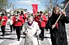 FØRST I TOGET. 93 år gamle Arna Stubberud gikk først i 1. mai-toget på Løten.