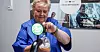 Erna Solberg tapper seg en øl klokka 10 mandag morgen hos Aass Bryggeri i Drammen.