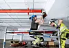 Henriette Lid Gundersen og kollega Daniel Jaromiej fra Polen, monterer rør i et nytt bygg i Skien.