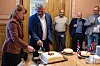 LO-leder Kine Asper Vistnes og parlamentarisk leder i Ap, Bjørnar Skjæran feiret med kake.