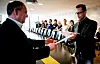 RYKK TILBAKE TIL START: Jostein Hansen og Clas Delp (t.h.) utveksler krav ved innledningen til forhandlingene mellom NHO Reiseliv og Fellesforbundet i 2014. Da ble de til slutt enige om et tillegg på 5 kroner i timen. Fellesforbundet håpte også at de skulle klare å forhandle seg fram til reell lokal forhanlingsrett, men det ble det ikke noe av i denne runden heller