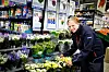 FORNØYD HK-MEDLEM: Monica Holm er glad for at hun nå har 85 prosent stilling, men hun vil gjerne jobbe full tid på Rema 1000 i Lom.