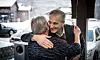 Avtroppende LO Stat-leder, Tone Rønoldtangen ønsker Ap-leder Jonas Gahr Støre velkommen til Pers Hotell på Gol.
