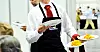 NEDERST: Servitører på restaurant ligger nederst på snittlønn-oversikten fra Statistisk Sentralbyrå. arkivfoto.