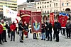 FRA ROGALAND: Lang rekke med tillitsvalgte og medlemmer fra Rogaland på markering utenfor Youngstorget.