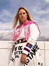 Charlotte Solli Larsen: «Samehetsere, sorry ass, men f*** dere». Hun lagde sin egen kofte – gákti – og sydde samehat-kommentarene på skjørtet. Den øverste delen av kofta viser stoltheten over å være samisk.