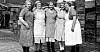 Arbeiderne på Silda, hermetikkfabrikkens sildavdeling på Sortland, Nordland i 1948. Fra venstre: Olga Pedersen, Hildegunn Vik, Marianne Karlsen, Astrid Berthinussen, Olga Johnsen.