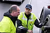 Ti kontrollører var i sving da samferdselsminister Ketil Solvik-Olsen besøkte Svinesund kontrollstasjon. Her inspiserer samferdselsministeren dekk sammen med kontrollør Roger Gulvik.