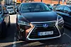 LUKSUS: Denne Lexusen stod parkert utenfor Drammen tingrett under rettssaken mellom Baos og syv konsulenter. Bilen er brukt av eier Lasse Sandnes og leaset av hans selskap Omsorgsbolig eiendom AS.