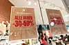 SLUTT? Må vi takke for oss? står det på plakatene i vinduene på Body Shop-filialen på kjøpesenteret Byporten i Oslo