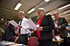 Kommunal- og moderniseringsminister, Jan Tore Sanner måtte etterpå innrømme at han slet litt med teksten under allsangen på Kartellkonferansens 1. dag, mens LO Stats leder Tone Rønoldtangen og nestleder Eivind Gran, sang av full hals.