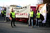 FRA FANE TIL SYMPATI: 29. november ble det holdt fanemarkering til støtte for de streikende i Kaba Møllerundall AS  utenfor bedriftens hovedkontor i Drammen. Nå blir det sympatistreik.