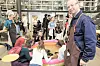 VASKER GULL: Faglærer, gullsmed, gullgraver og SL-medlem Pål Atle Lystad på Edvard Much videregående skole instruerer her gullvaskere.