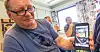 Oleksandr Klievtsov fra Bakhmut i Ukraina viser frem video av ham selv som kjører buss i Polen høsten 2022.